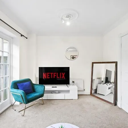 Feriehus Lovely 4 Bedroom House In - Sleeps 10