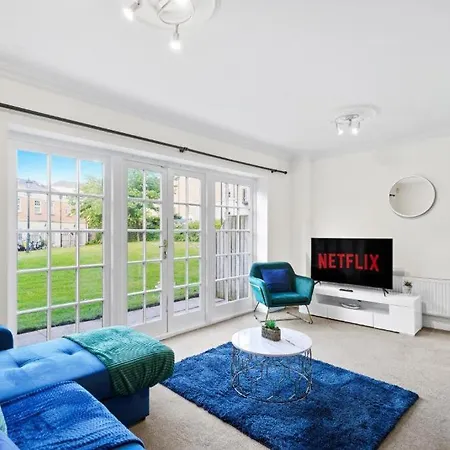 Lovely 4 Bedroom House In - Sleeps 10 بيت للعطل