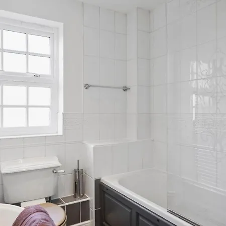 Lovely 4 Bedroom House In - Sleeps 10 Feriehus
