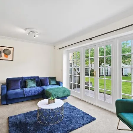Lovely 4 Bedroom House In - Sleeps 10 بيت للعطل