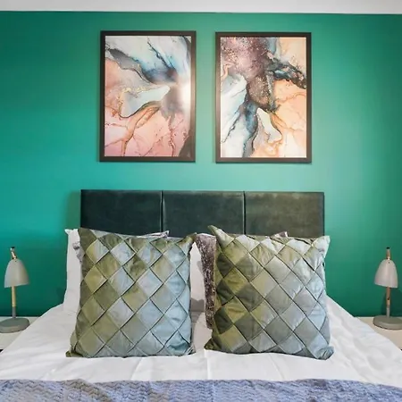 Lovely 4 Bedroom House In - Sleeps 10 بيت للعطل *