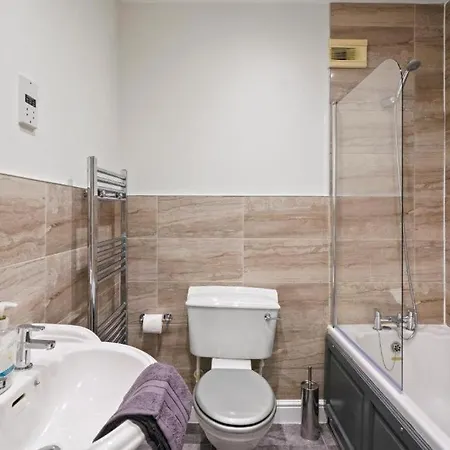 Feriehus Lovely 4 Bedroom House In - Sleeps 10