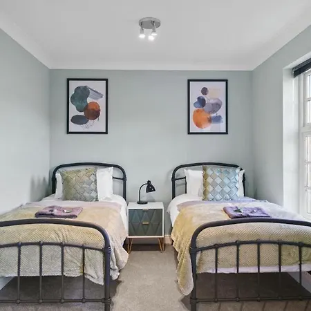 Lovely 4 Bedroom House In - Sleeps 10 York
