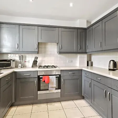 بيت للعطل Lovely 4 Bedroom House In - Sleeps 10 *
