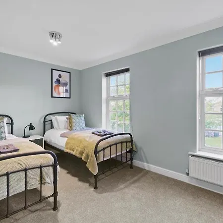 بيت للعطل Lovely 4 Bedroom House In - Sleeps 10 *