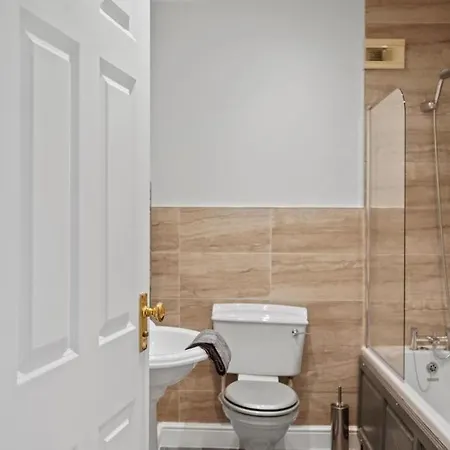 Lovely 4 Bedroom House In - Sleeps 10