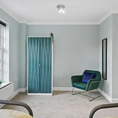 Lovely 4 Bedroom House In - Sleeps 10 *